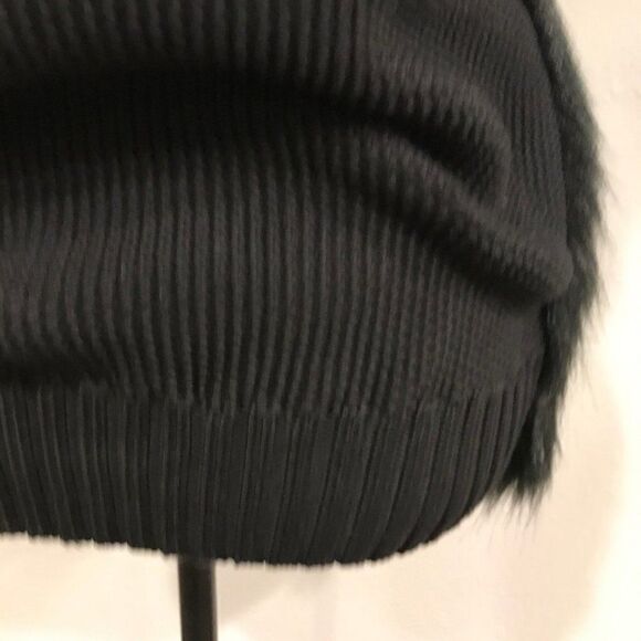 MAKE AN OFFER ;) Hook Closure Faux Fur Vest - Picture 7 of 11